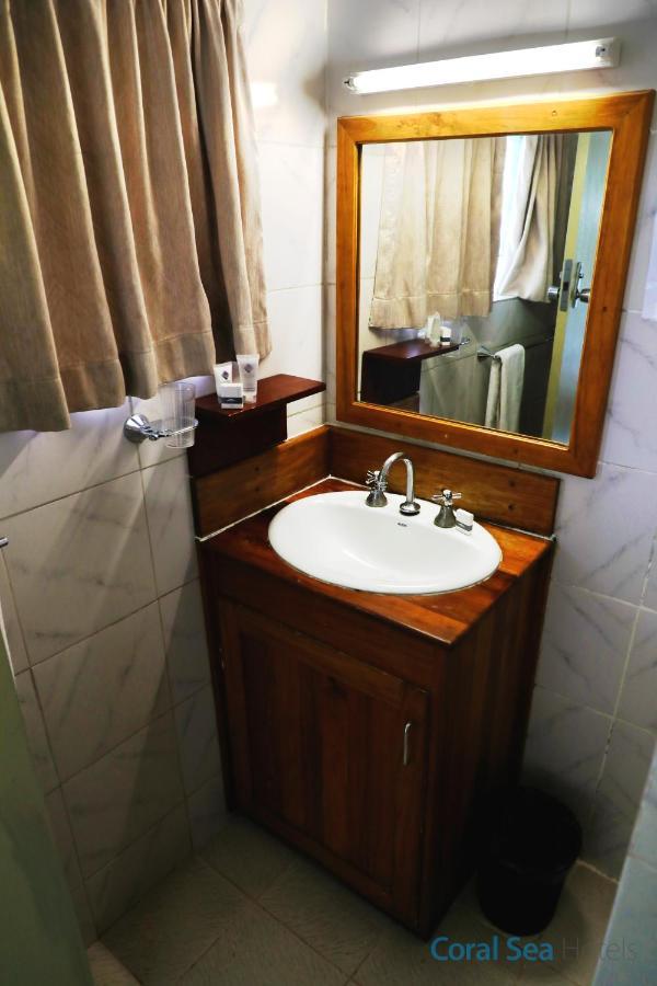 Huon Gulf Hotel Лае Екстериор снимка